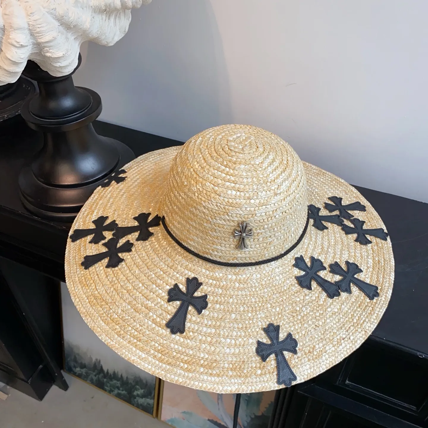 New arrival ꫛꫀꪝ ❥—— 🆕Awesome Crow Heart Cross Wheat Straw Basin Hat 🪄Small quantity in stock, place your order quickly 🖤A must-have item for travel and vacation photography 📸Super release